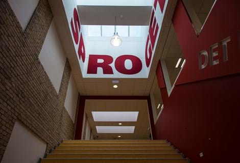 Røde bogstaver udskåret filt på væg